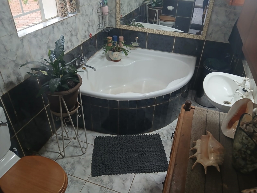 6 Bedroom Property for Sale in Cashan North West